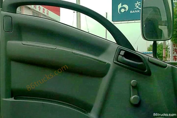 Qingling Isuzu 700P 189hp 4X2(6 wheels) 6.05m Single Row Van Cargo Truck Cab (1) | 86Trucks