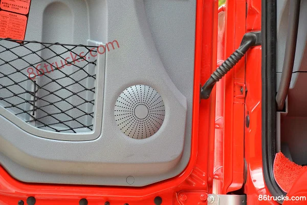 SAIC Hongyan Genlyon C100 Heavy Truck 310 hp 4X2(6 wheels) Tractor Truck (Flat Top) Cab (3) | 86Trucks