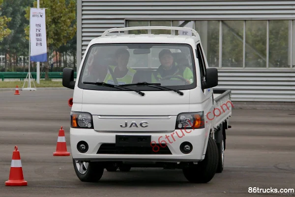 JAC Shuailing X260 95 ch 4X2(6 roues) camion plateau monorail 3,1 m Extérieur (2) | 86Trucks