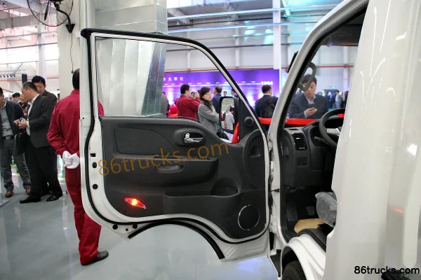 JAC Shuailing X260 95 ch 4X2(6 roues) camion plateau monorail 3,1 m Cabine (1) | 86Trucks