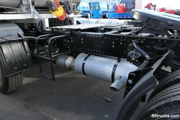 FAW Jiefang Qingdao TuV heavy truck 380hp 6X2(8 wheels) LNG tractor truck Chassis (2) | 86Trucks