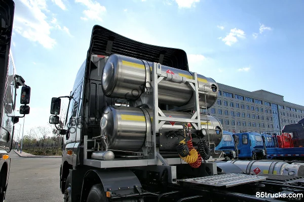 FAW Jiefang Qingdao TuV heavy truck 380hp 6X2(8 wheels) LNG tractor truck Chassis (1) | 86Trucks