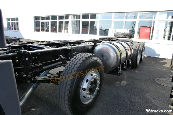 FAW Jiefang Qingdao HanV Heavy Truck 2.0 Edition 350 hp 8X4(12 wheels) 6.8m LNG Dump Truck (300 Hub Reduction Axle) (China VI) Chassis (2)