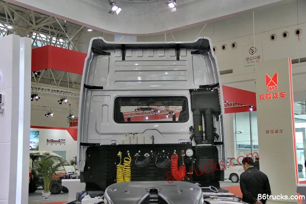 Sanhuan Shitong Yulong Heavy Truck 310hp 6X4(10 wheels) Tractor Truck Chassis (2) | 86Trucks