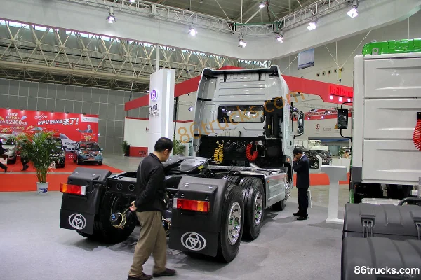 Sanhuan Shitong Yulong Heavy Truck 310hp 6X4(10 wheels) Tractor Truck Chassis (1) | 86Trucks