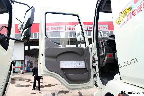 Dongfeng Liuqi Chenglong M3 Medium Truck 200 hp 4X2(6 wheels) 6.75m Flatbed Cargo Truck Cab (1) | 86Trucks