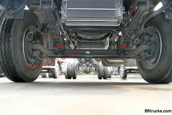 Dongfeng Liuqi Chenglong M3 Medium Truck 200 hp 4X2(6 wheels) 6.75m Flatbed Cargo Truck Chassis (2) | 86Trucks