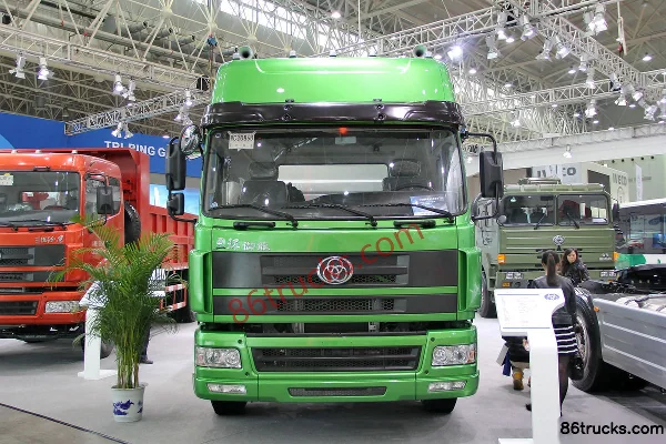 Sanhuan Shitong Yulong Heavy Truck 300hp 8X4(12 wheels) 9.6m Van Cargo Truck Exterior
