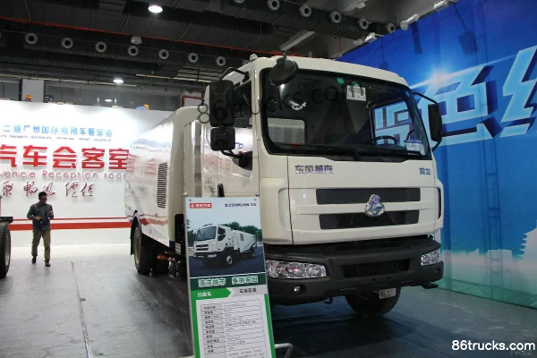 Dongfeng Liuqi Chenglong 180 ch 4X2(6 roues) road sweeper Extérieur (3) | 86Trucks