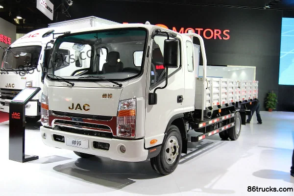 JAC Shuailing H384 154 hp 4X2(6 wheels) 4.845m semi-row flatbed light truck Exterior (3) | 86Trucks