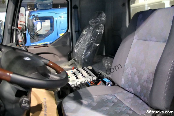 Dongfeng Liuqi Chenglong 180 ch 4X2(6 roues) road sweeper Cabine (2) | 86Trucks