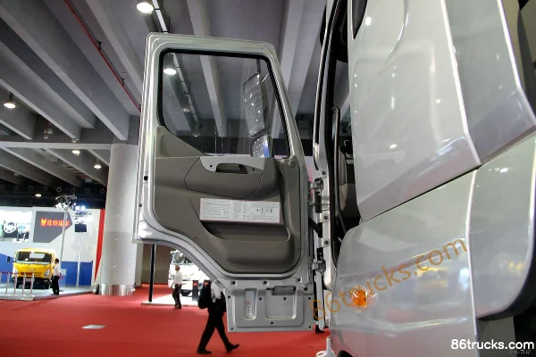 Dongfeng Liuqi Chenglong M5 poids lourd 400 ch 6X4(10 roues) tracteur routier (Yuchai M3) Cabine (1) | 86Trucks