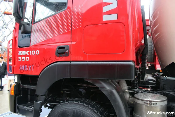 SAIC Hongyan Genlyon C100 390 hp 8X4(12 wheels) powder material transport truck Exterior (3) | 86Trucks