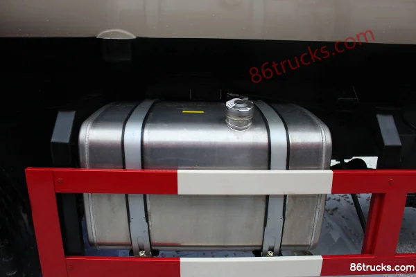 SAIC Hongyan Genlyon C100 390 hp 8X4(12 wheels) powder material transport truck Chassis (3) | 86Trucks