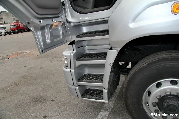 Dongfeng Liuqi Chenglong M7 heavy truck 420 hp 6X4(10 wheels) tractor truck Cab (2) | 86Trucks