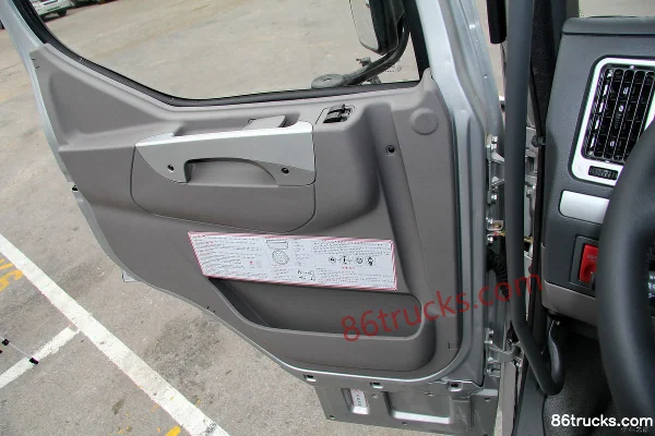 Dongfeng Liuqi Chenglong M7 heavy truck 420 hp 6X4(10 wheels) tractor truck Cab (1) | 86Trucks