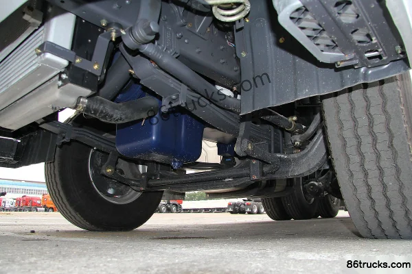 Dongfeng Liuqi Chenglong M7 heavy truck 420 hp 6X4(10 wheels) tractor truck Chassis (3) | 86Trucks