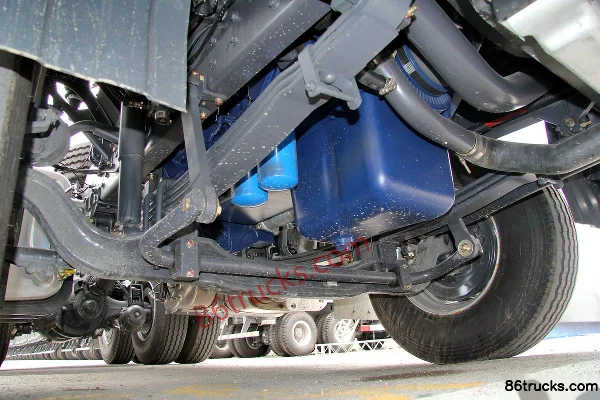 Dongfeng Liuqi Chenglong M7 heavy truck 420 hp 6X4(10 wheels) tractor truck Chassis (2) | 86Trucks