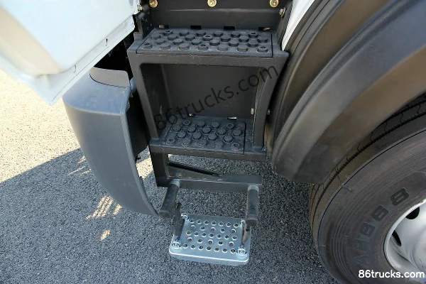 Beiben NG80B heavy truck 336 hp 6X2(8 wheels) tractor truck Cab (3) | 86Trucks