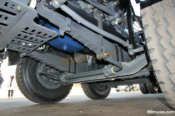 Beiben NG80 série camion lourd 300 ch 8X4(12 roues) camion porteur à ridelles 8,9 m cabine avancée Châssis (2) | 86Trucks