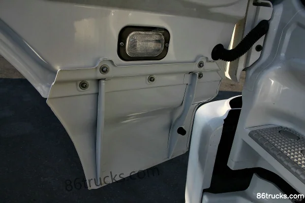 Beiben V3M Heavy Truck Lightweight Edition 350 hp 6X2(8 wheels) Tractor Truck Cab (3) | 86Trucks