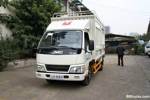 JMC New Shunda 109 hp 4X2(6 wheels) 4.18m Single Row Stake Light Truck Exterior (2) | 86Trucks