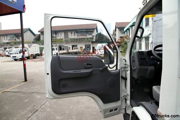 JMC New Shunda 109 hp 4X2(6 wheels) 4.18m Single Row Stake Light Truck Cab (1) | 86Trucks