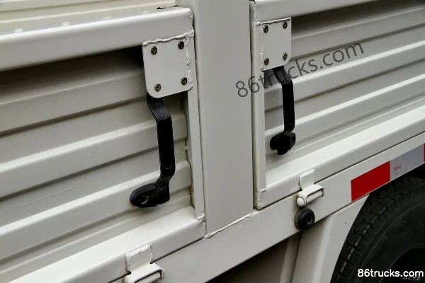 JMC New Shunda 109 hp 4X2(6 wheels) 4.18m Single Row Stake Light Truck Body (1) | 86Trucks
