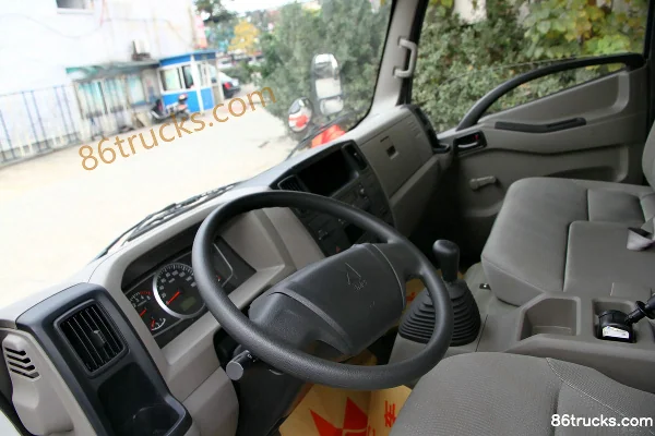 JMC Kairui 800H Standard Edition 152hp 4X2(6 wheels) 4.675m Semi-row Flatbed Light Truck Cab (3) | 86Trucks