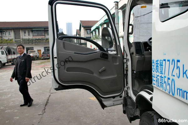 JMC Kairui 800H Standard Edition 152hp 4X2(6 wheels) 4.675m Semi-row Flatbed Light Truck Cab (1) | 86Trucks