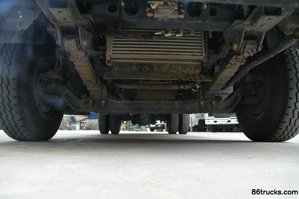 JMC Kairui 800H Standard Edition 152hp 4X2(6 wheels) 4.675m Semi-row Flatbed Light Truck Chassis (1) | 86Trucks