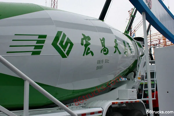 Sinotruk HOWO-T7H 360hp 8X4(12 wheels) concrete mixer truck Body (3) | 86Trucks