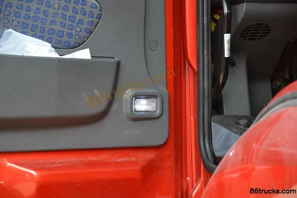 Sinotruk Hohan J7B heavy truck 380 hp 4X2(6 wheels) LNG tractor truck Cab (2) | 86Trucks