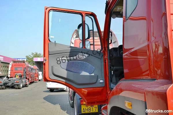 Sinotruk Hohan J7B heavy truck 380 hp 4X2(6 wheels) LNG tractor truck Cab (1) | 86Trucks