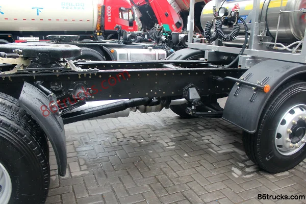 SAIC Hongyan Genlyon M100 Heavy Truck 350hp 6X2(8 wheels) LNG Tractor Truck Cab (2) | 86Trucks