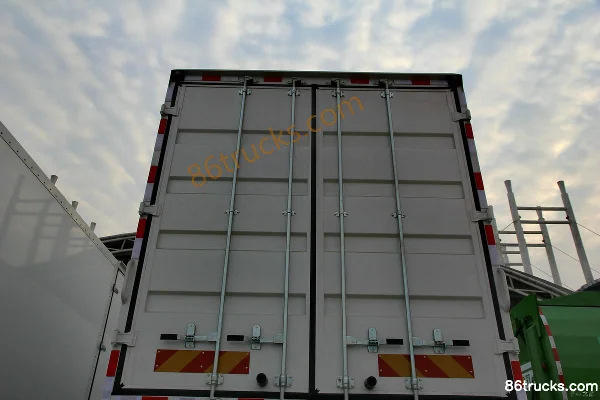 SHACMAN Delong X3000 245 hp 6X2(8 wheels) 9.5m Van Cargo Truck Chassis (2) | 86Trucks