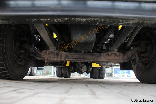 SAIC Hongyan Genlyon M100 6X4(10 wheels) 12-ton Truck-mounted Crane Chassis (2) | 86Trucks