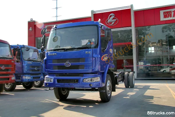 Dongfeng Liuqi Chenglong M3 Medium Truck 160hp 4X2(6 wheels) 7.7m Van Cargo Truck Chassis Exterior (3) | 86Trucks