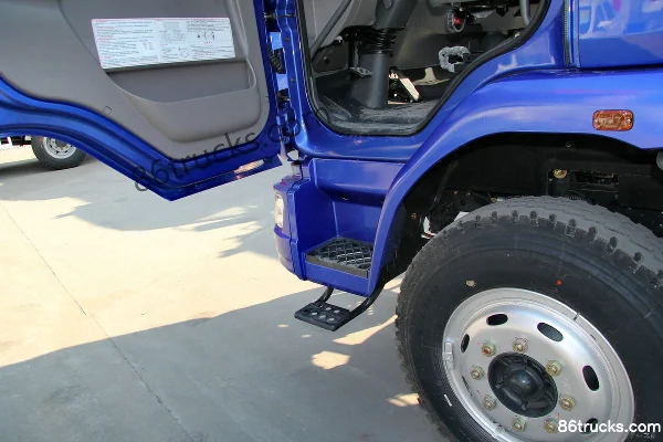 Dongfeng Liuqi Chenglong M3 Medium Truck 160hp 4X2(6 wheels) 7.7m Van Cargo Truck Chassis Cab (1) | 86Trucks