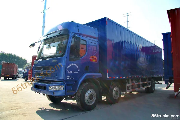 Dongfeng Liuqi Chenglong Medium Truck 190 hp 6X2(8 wheels) 8.6m Sleeper Cab Van Cargo Truck Exterior (3) | 86Trucks