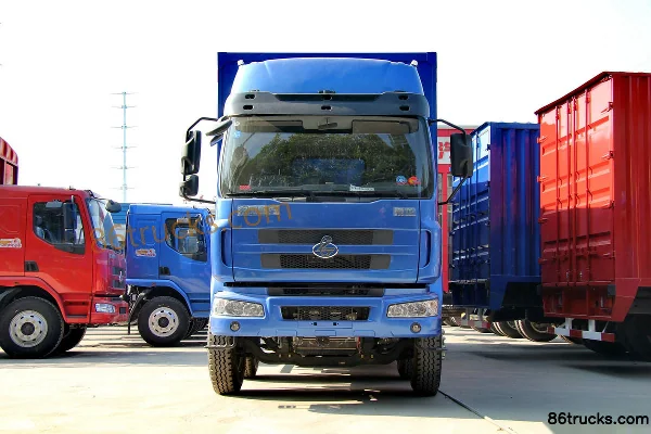 Dongfeng Liuqi Chenglong Medium Truck 190 hp 6X2(8 wheels) 8.6m Sleeper Cab Van Cargo Truck Exterior (2) | 86Trucks