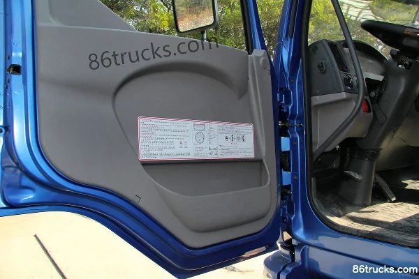Dongfeng Liuqi Chenglong Medium Truck 190 hp 6X2(8 wheels) 8.6m Sleeper Cab Van Cargo Truck (3) | 86Trucks