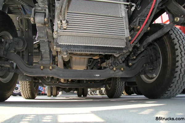 Dongfeng Liuqi Chenglong Medium Truck 190 hp 6X2(8 wheels) 8.6m Sleeper Cab Van Cargo Truck Chassis (2) | 86Trucks