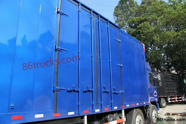 Dongfeng Liuqi Chenglong Medium Truck 190 hp 6X2(8 wheels) 8.6m Sleeper Cab Van Cargo Truck Body (3) | 86Trucks