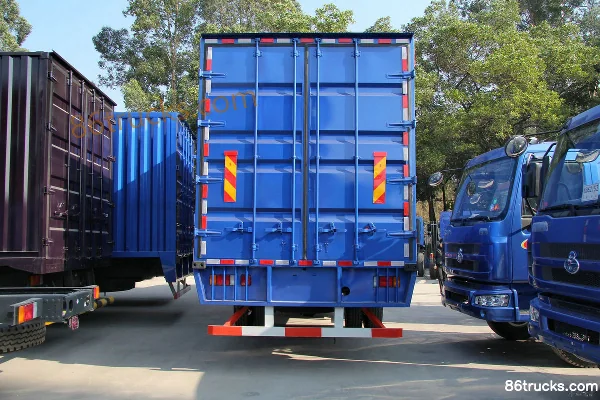 Dongfeng Liuqi Chenglong Medium Truck 190 hp 6X2(8 wheels) 8.6m Sleeper Cab Van Cargo Truck Body (2) | 86Trucks