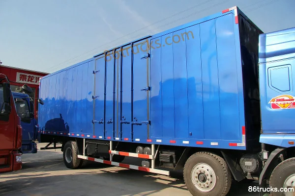 Dongfeng Liuqi Chenglong Medium Truck 190 hp 6X2(8 wheels) 8.6m Sleeper Cab Van Cargo Truck Body (1) | 86Trucks