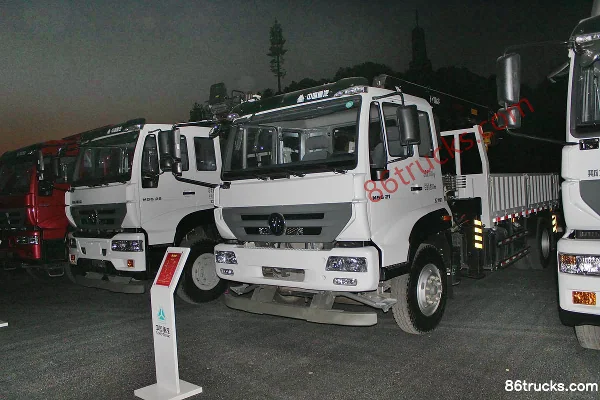 Sinotruk Steyr M5G 210 hp 4X2(6 wheels) truck-mounted crane Exterior