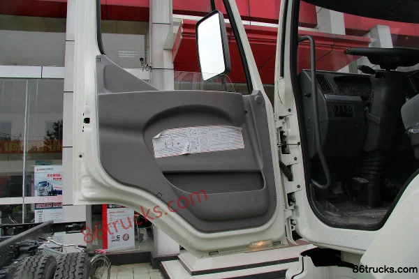 Dongfeng Liuqi Chenglong M5 poids lourd 245 ch 6X2(8 roues) 9.6 m cabine avancée camion porteur fourgon (1) | 86Trucks