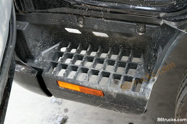 JAC Shuailing H330 130 hp 4X2(6 wheels) 4.18m single-row flatbed light truck Cab (2) | 86Trucks