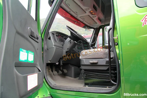 FAW Liute New Anjie (L5R) Heavy Truck 350 hp 6X2(8 wheels) LNG Long-Nose Tractor Truck (Ratio: 4.769) Cab (2) | 86Trucks